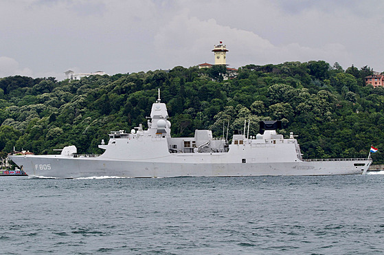 Fregata Evertsen nizozemského námořnictva u břehů Istanbulu (14. června 2021)