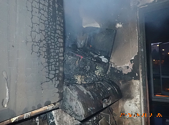 Z hořícího bytu hasiči zachránili nepohyblivého sedmdesátníka.