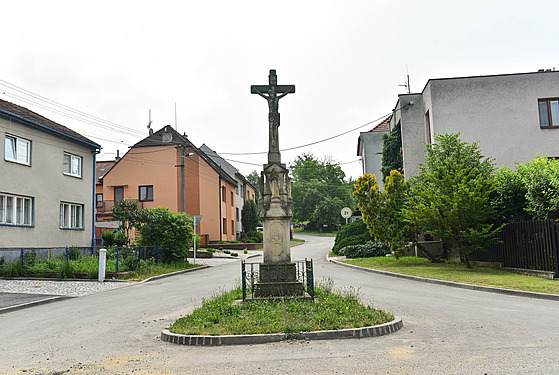 Kříž na návsi v uherskohradišťské části Jarošov.