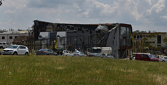 Zničený areál Moravských naftových dolů v Lužici po řádění tornáda. (25. června...