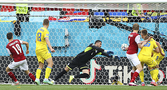 Rakuan Christoph Baumgartner (19) stílí gól Ukrajin.