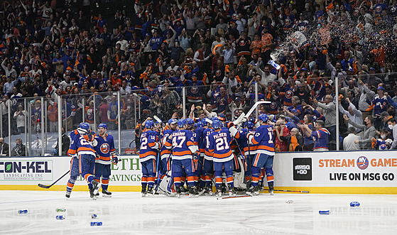 Fanoušci New York Islanders po výhře zasypali ledovou plochu plechovkami od...