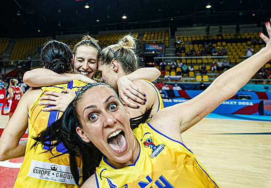 Bosenské hráky oslavují postup do tvrtfinále EuroBasketu.