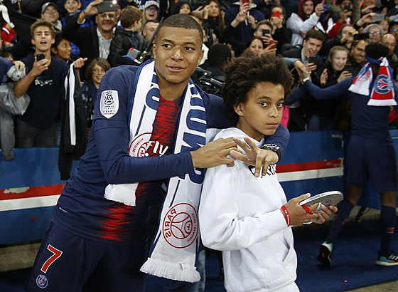 Kylian (vlevo) a Ethan Mbappéovi hrají fotbal za Paris St. Germain.