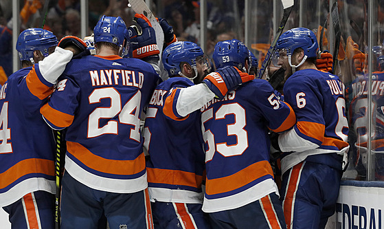 Hokejisté New York Islanders slaví vítězství nad Tampou.