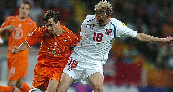 Marek Heinz (vpravo) v duelu s Nizozemskem na Euru 2004