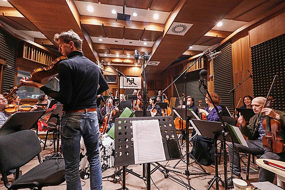 Filharmonie Hradec Králové nahrávala ve Studiu Barrandov pro Lucii.