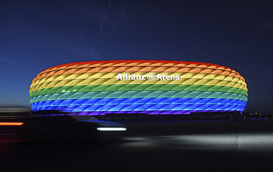 Mnichovská Allianz Arena se rozsvítila do duhových barev napíklad v ervenci...