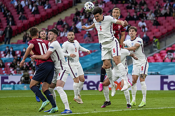 Anglický stoper Harry Maguire hlavikuje v zápase proti eské reprezentaci.