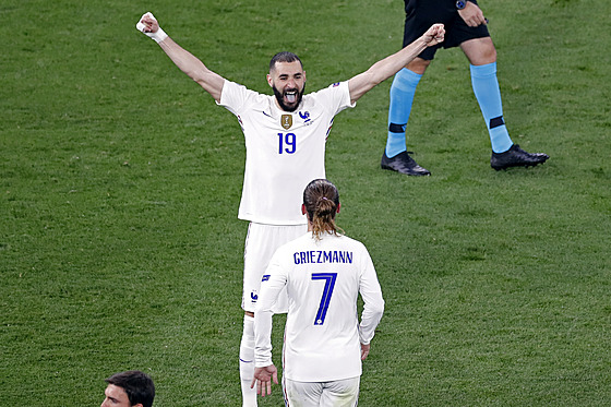 Francouzský fotbalista Karim Benzema (19) se raduje ze své druhé branky v...