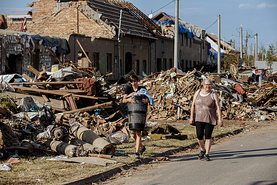 Zdevastované domy v Mikulčicích na jižní Moravě, kudy se ve čtvrtek prohnala...
