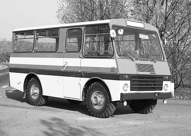 Malý autobus Družba pro Střední skupinu vojsk navrhla Karosa