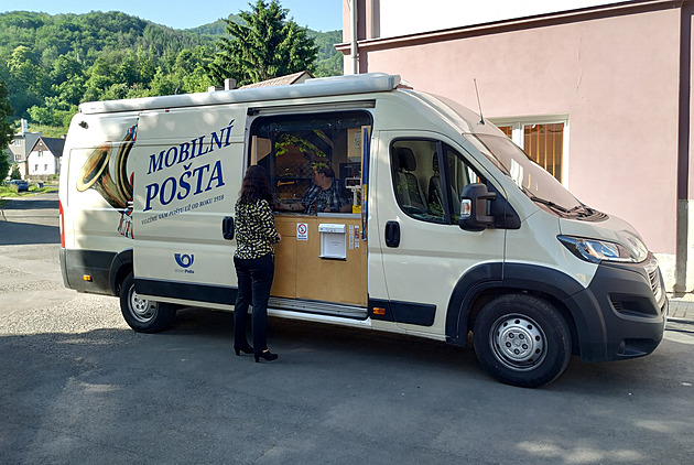 Mobilní Česká pošta nepřijela, starostové tří obcí ji nenechali zaparkovat. Bojí se zavření poboček