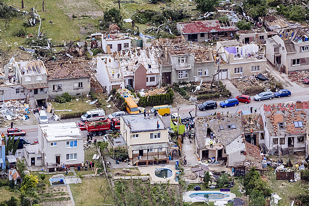 Prvních 60 domů čeká demolice, auta dobrovolníků vadí úklidu po tornádu