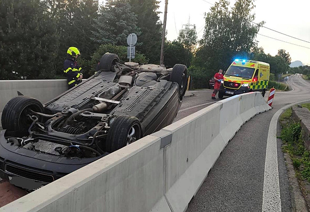 Auto skonilo po nehod na stee.