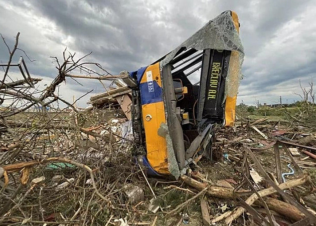 Dívka z autobusu smeteného tornádem cvičí v lázních, školu asi bude opakovat