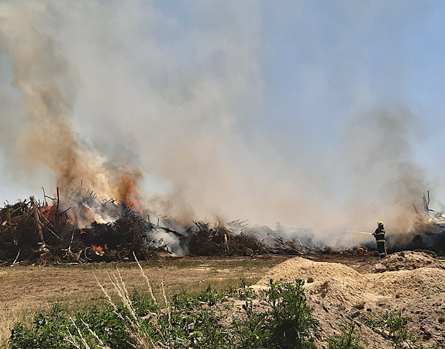 U zdecimované Moravské Nové Vsi hořela skládka polámaných stromů a suti