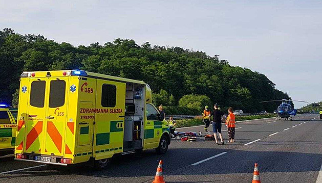 Dálnici D5 ped Prahou v nedli veer uzavela nehoda osobního auta a motorky....