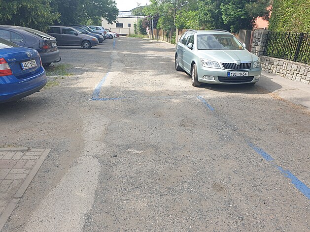 V pátek se v ulici Konvalinková (kterou TSK neopravilo 40 let) objevily modré zóny pes celou íi komunikace. Nutí tak idie objídt zaparkovaná auta pes nezpevnnou "ostatní plochu" (to kde na fotce stojí auta není komunikace a je to neoprávnné 