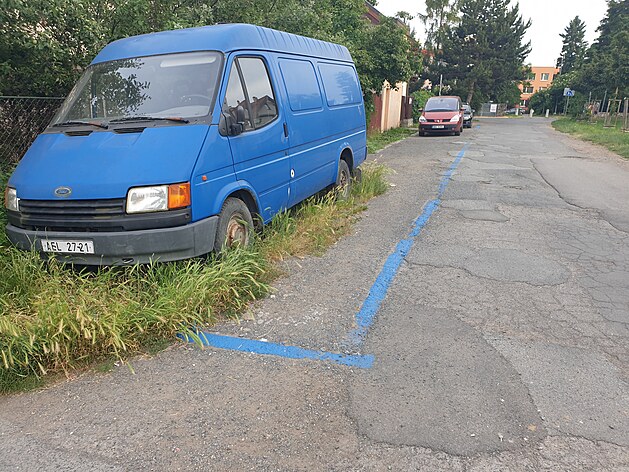 V pátek se v ulici Konvalinková (kterou TSK neopravilo 40 let) objevily modré zóny pes celou íi komunikace. Nutí tak idie objídt zaparkovaná auta pes nezpevnnou "ostatní plochu" (to kde na fotce stojí auta není komunikace a je to neoprávnné 