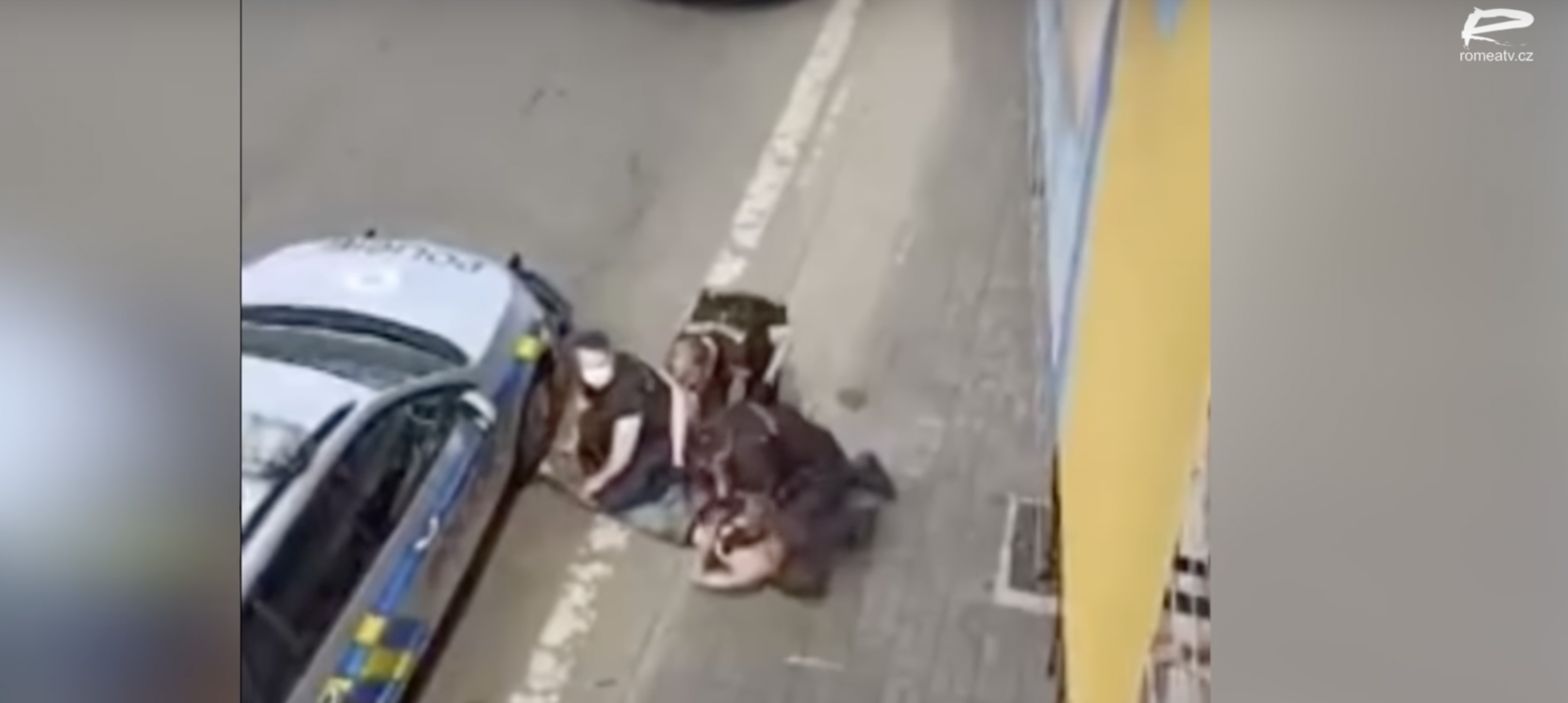 Policisté měli poznat, že zakleknutému jde o život. Evropský soud přiřkl sestře statisíce