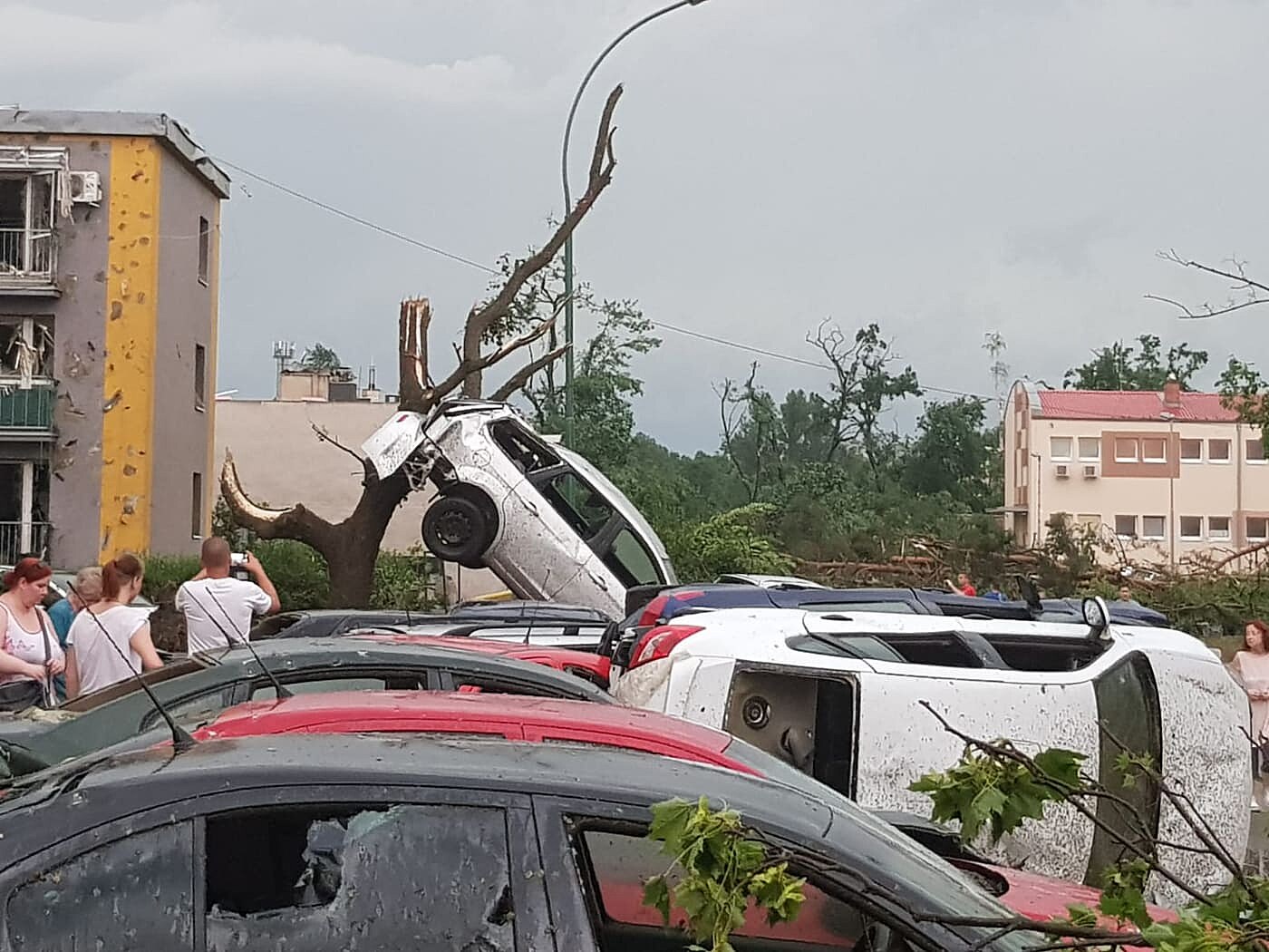 Přes Břeclavsko a Hodonínsko se ve čtvrtek večer přehnala silná bouřka s kroupami, která za sebou nechala zničené domy i auta. (24.6.2021)