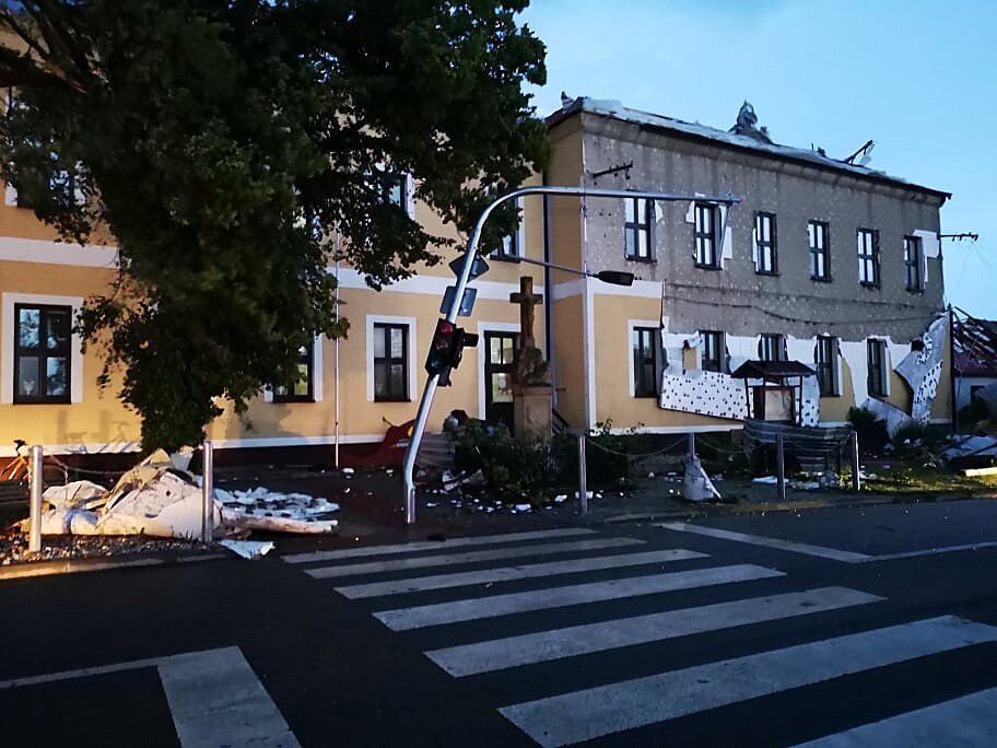 Večerní bouřka zanechala rozsáhlé škody v Hruškách na Břeclavsku. Spodní polovina obce je zcela zdemolovaná. (24.6.2021)