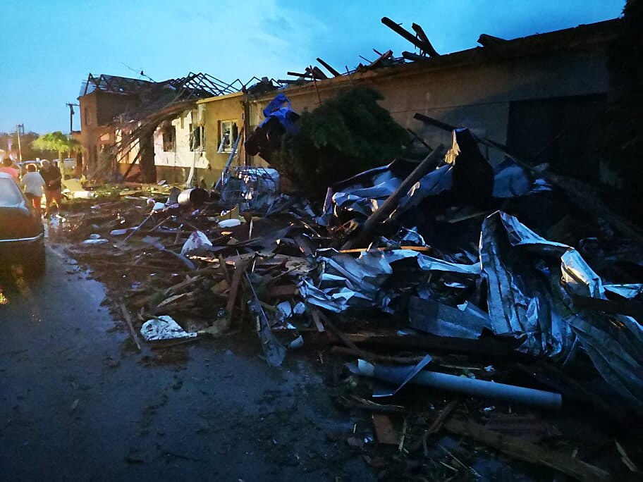 Večerní bouřka zanechala rozsáhlé škody v Hruškách na Břeclavsku. Spodní polovina obce je zcela zdemolovaná. (24.6.2021)