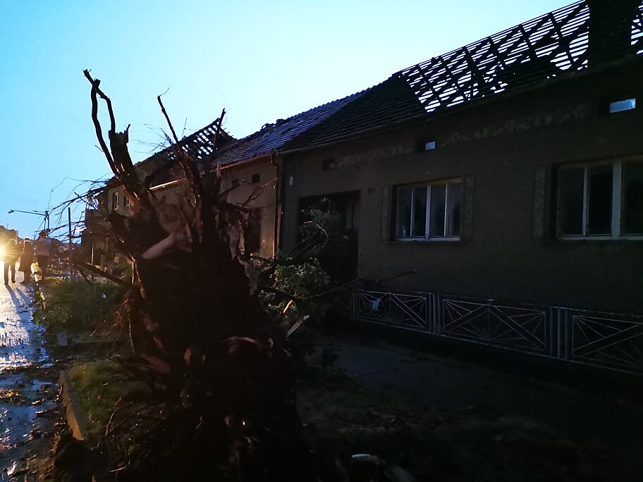 Furtuna de seară a lăsat mari pagube în Hrušky din regiunea Břeclav. Jumătatea inferioară a satului este complet demolată. (24-06-2021)