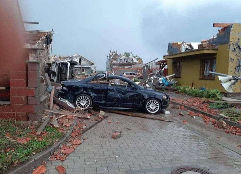 Tornádo za sebou na jižní Moravě nechalo děsivou spoušť. (24. 6. 2021)