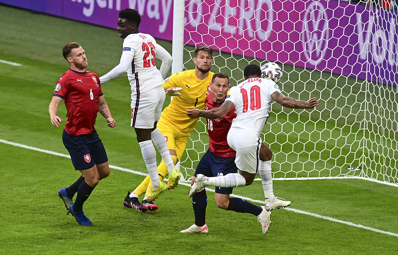 EURO 2021 | Česko - Anglie 0:1, rána od Sterlinga a fotbalisté postupují až  z třetí příčky - iDNES.cz