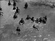 Chlapci se koupu v ece v Belgickm Kongu. (1.ledna 1938)