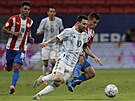 Lionel Messi z Argentiny a Adrian Cubas z Paraguaye v tsném souboji.