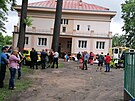Záchranái oetují lidi s kolapsy na sokolovské stední kole. (25. ervna...