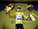 Julian Alaphilippe slaví ve lutém trikotu po první etap na Tour de France.