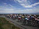 Peloton Tour de France v druhé etap; ve lutém trikotu souasný lídr závodu,...