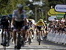Francouz Julian Alaphilippe ve lutém se blíí do cíle druhé etapy Tour de...