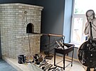 Uk�zka n�stroj� v nov�m Muzeu rapot�nsk� skl�rny. Na sn�mku je skl��sk� pec.