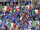 Fanouci Itálie bhem utkání základní skupiny proti Walesu