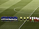 Fotbalisté Itálie (vlevo) a Walesu poslouchají hymny ped vzájemným stetem na...