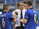 Italský trenér Roberto Mancini udílí pokyny svým svencm bhem zápasu proti...