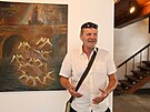 Rostislav Osi�ka p�ed obrazem s n�zvem Jan Nepomuck� v Severo�esk� galerii...