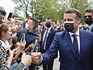 Francouzský prezident Emmanuel Macron zdraví obyvatele bhem prvního kola...