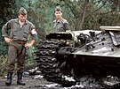 BOJE Jugoslávtí vojáci prohlíejí trosky ohoelého tanku po bojích na...