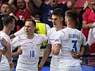 Radost eských fotbalist z gólu Patrika Schicka v utkání s Chorvatskem