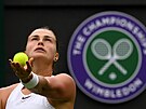 Aryna Sabalenková z Bloruska servíruje bhem prvního kola Wimbledonu.