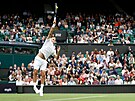 Roger Federer bhem utkání prvního kola Wimbledonu