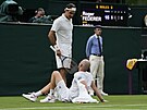 Roger Federer hovoí se zranným Adrianem Mannarinem, Francouz nakonec zápas...