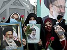 Íránky oslavují volební vítzství prezidentského kandidáta Ebráhíma Raísího....
