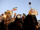 Íránky oslavují volební vítzství prezidentského kandidáta Ebráhíma Raísího....